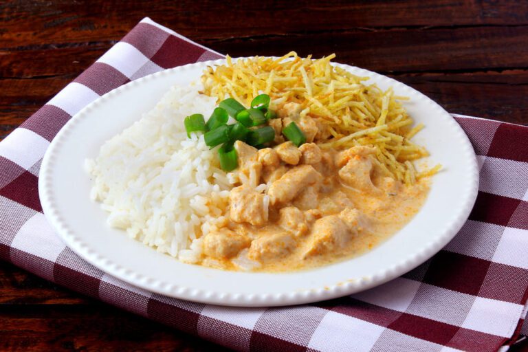 Aprenda a fazer uma deliciosa receita de Strogonoff de Frango
