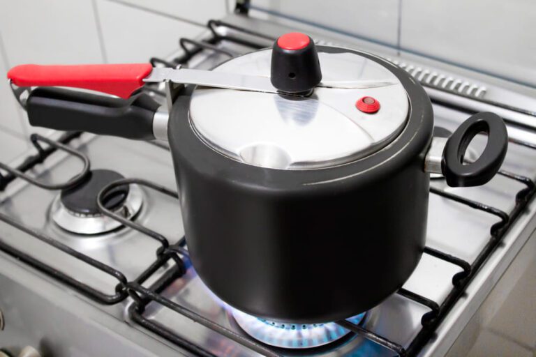 A panela de pressão é uma ferramenta valiosa na cozinha, permitindo cozinhar alimentos rapidamente e de forma segura.