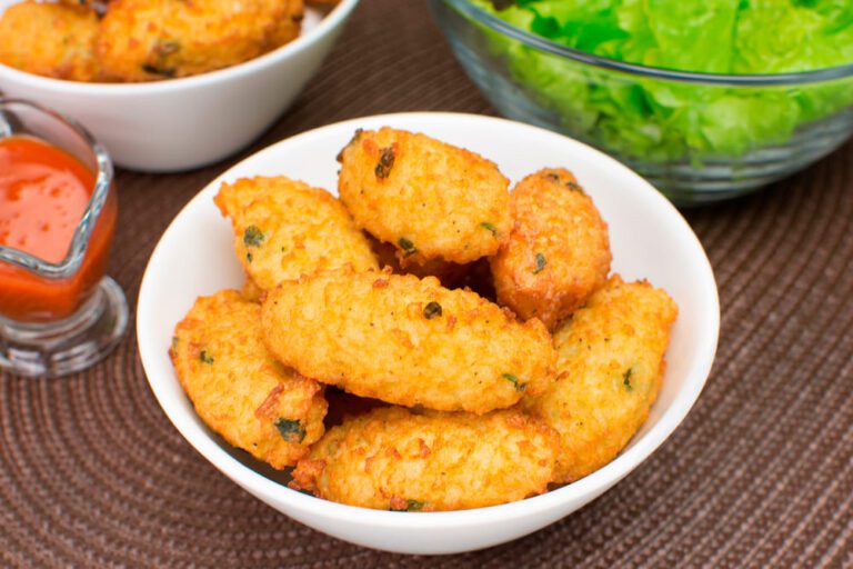 Primeiramente quem não gosta de um bom bolinho de arroz? Crocante por fora, macio por dentro e cheio de sabor, esse petisco é uma delícia que agrada a todos.