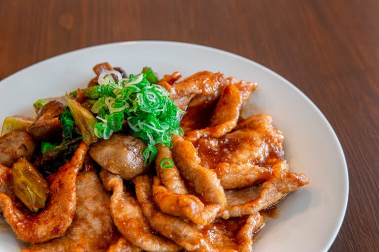 Se você é fã de culinária asiática, provavelmente já ouviu falar de frango agridoce. Este prato é um clássico da culinária chinesa e é conhecido por sua combinação perfeita de doçura e acidez.