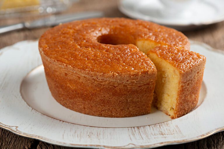 A broa de fubá é um bolo delicioso e fácil de fazer que é perfeito para o café da manhã. E se você quiser tornar o processo ainda mais fácil, que tal fazer a receita de broa de fubá no liquidificador?