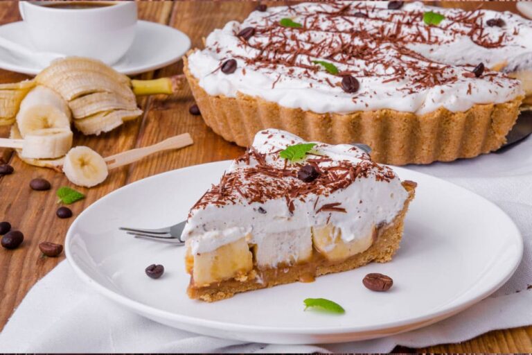 A Banoffee caseira é uma sobremesa que agrada a muitos paladares. Com sua base de biscoitos, doce de leite condensado, bananas e chantilly, ela conquista pelo sabor e pela facilidade de preparo.