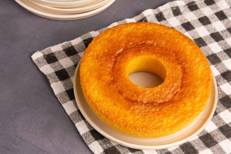Se tem uma sobremesa clássica e deliciosa, é o bolo de fubá cremoso. Com uma textura macia e úmida, e um sabor incrível, essa receita é perfeita para servir no café da tarde ou em qualquer outra ocasião.