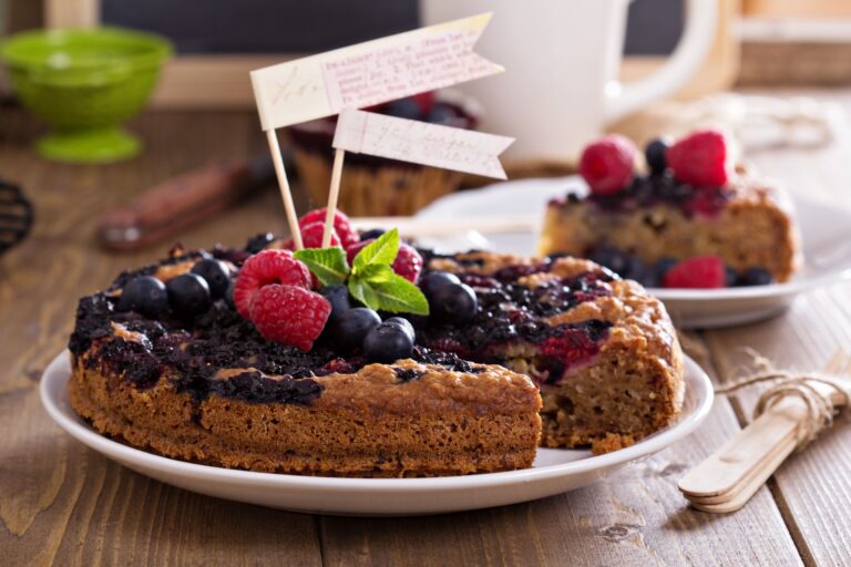 Uma torta de frutas e proteína é uma sobremesa perfeita para aqueles que desejam comer algo doce, mas sem sentir culpa depois...
