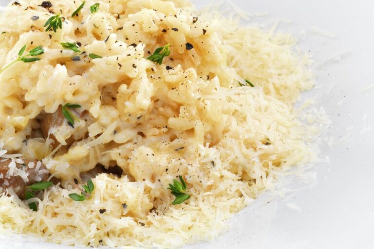Este arroz cremoso é uma verdadeira delícia, com um sabor incrível e uma textura cremosa e macia que é impossível resistir.