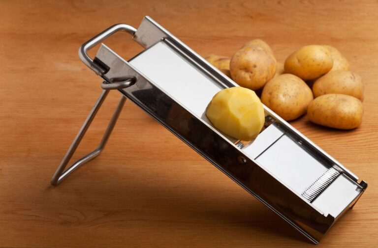 Utensílio de cozinha usado para fatiar e cortar em julienne (tiras longas e finas), o bandolim também é conhecido como bandolim ou bandolim.