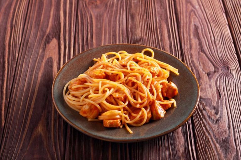 Se você está procurando uma receita fácil e saborosa para o jantar, experimente este delicioso macarrão com frango e molho de tomate.