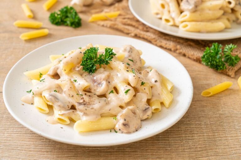 Se você está procurando uma receita fácil e rápida para uma refeição saborosa e satisfatória, então você deve experimentar este macarrão com requeijão.