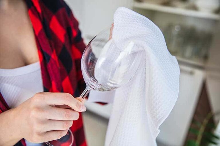 Se você é um apreciador de vinho, com certeza sabe o quão importante é ter as taças de vinho corretas para a degustação da bebida.