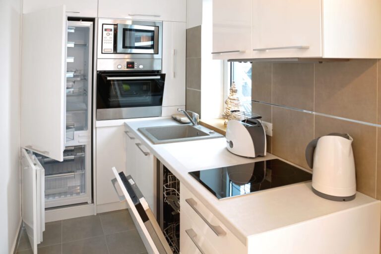 A cozinha é um dos cômodos da casa que mais consome energia elétrica. Afinal, é nesse espaço que cozinhamos nossas refeições diárias, utilizamos eletrodomésticos e iluminação.