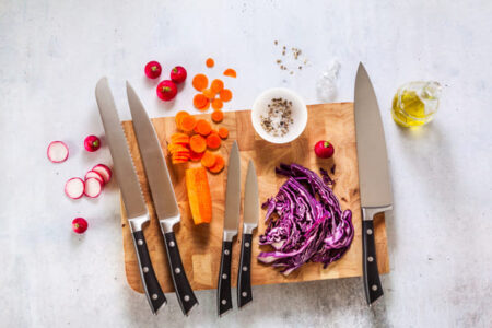 Aprenda a escolher, afiar e cuidar de suas facas de cozinha com dicas úteis para garantir um corte preciso e seguro. Conheça os diferentes...
