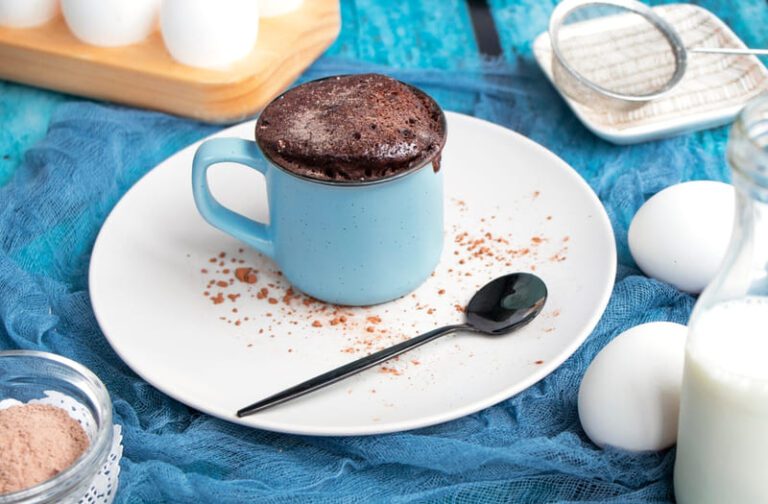 Quer uma sobremesa rápida e fácil de fazer? Aprenda como fazer um delicioso brownie de caneca com ovo em poucos minutos e mate sua vontade de doce sem sair de casa!
