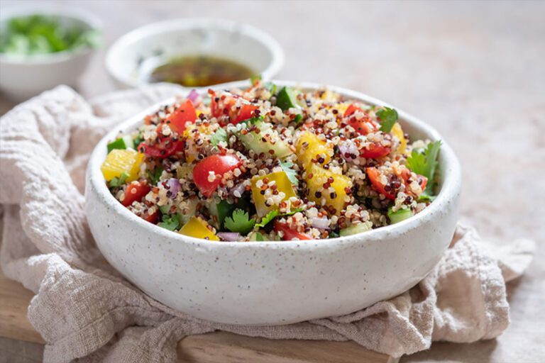A Quinoa é um alimento cada vez mais popular no mundo todo, e não é à toa: além de ser deliciosa, é rica em nutrientes e pode trazer diversos benefícios para a sua saúde. Se você ainda não conhece essa maravilha, está na hora de começar a incluí-la na sua dieta.