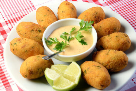 Experimentar o Bolinho de Bacalhau é uma daquelas coisas que quase todo mundo deveria fazer ao visitar Portugal ou querer se aventurar em...