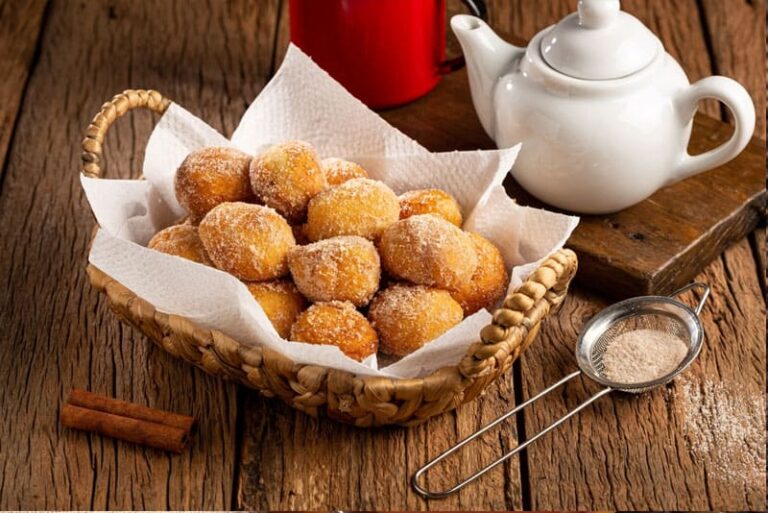 Bolinho de chuva sem fermento é uma sobremesa tipicamente brasileira, que tem o poder de trazer conforto e nostalgia aos que o consomem.