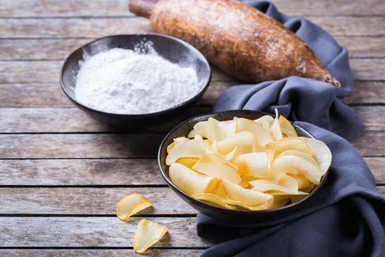 Você está procurando uma receita de petisco fácil, rápido e delicioso para fazer na sua airfryer? Então você vai adorar essa receita de chips de mandioquinha na airfryer!