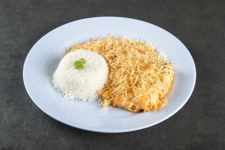 Se você está procurando uma receita reconfortante e deliciosa, o fricassé é uma excelente opção! Este prato quente é uma mistura cremosa de frango, legumes e uma base de molho branco.