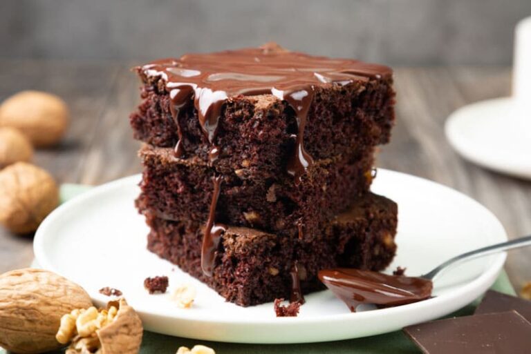 Quem não gosta de um bom Bolo de chocolate de liquidificador fofinho e saboroso? A receita que vou compartilhar com vocês hoje é uma das mais fáceis e práticas que existem: bolo de chocolate liquidificador fofinho.