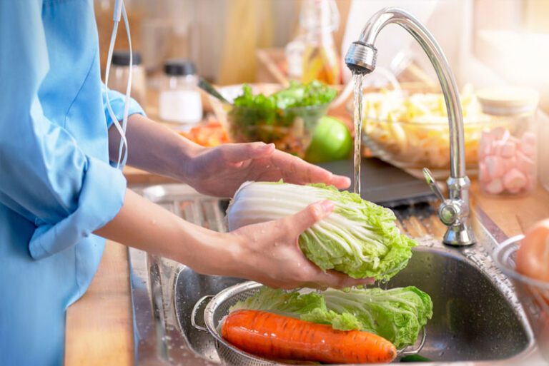 Aprenda como higienizar verduras de maneira correta e segura para evitar doenças e garantir uma alimentação saudável. Confira as melhores dicas neste artigo completo.