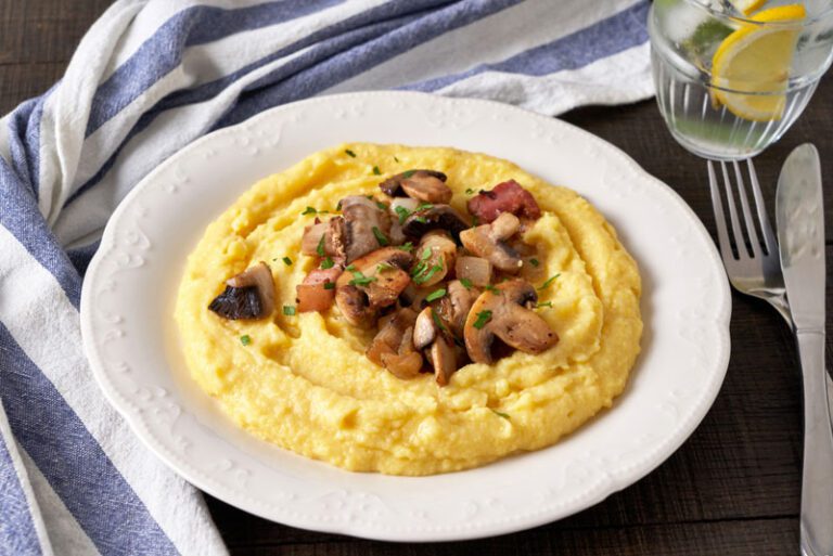Aprenda a preparar uma polenta cremosa deliciosa com esta receita fácil e rápida. Descubra a história e as curiosidades por trás deste prato italiano que é um sucesso no Brasil.