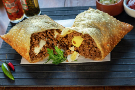 Receita de Pastel de Carne. Se tem uma coisa que é unanimidade entre os brasileiros é o amor pelo pastel! E quando o assunto é pastel de carne, a paixão é ainda maior.
