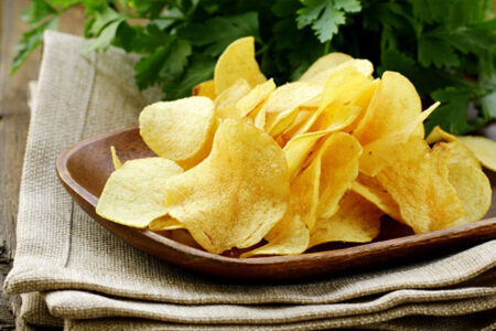 Aprenda a fazer batatas chips crocantes na airfryer com esta receita fácil e rápida. Com nossas dicas, você terá as melhores batatas chips caseiras.