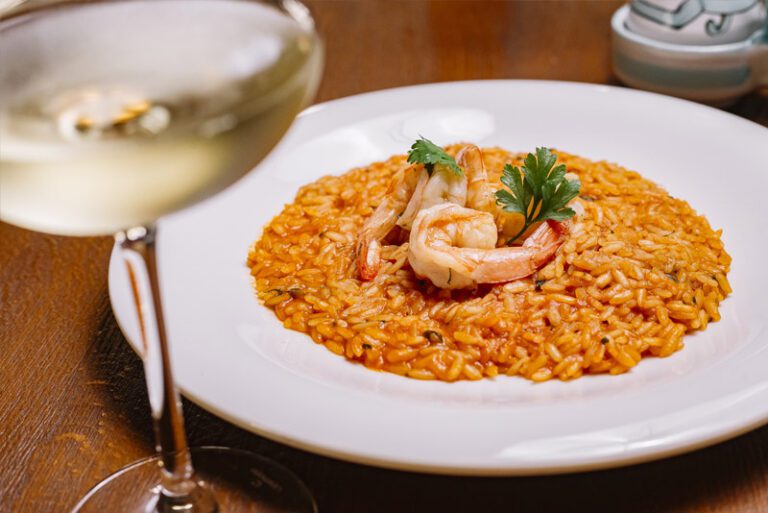 Se você é um amante de frutos do mar, provavelmente já experimentou o delicioso risoto de camarão. Esse prato tradicional da culinária italiana é uma das receitas mais populares em todo o mundo e não é difícil entender o porquê.