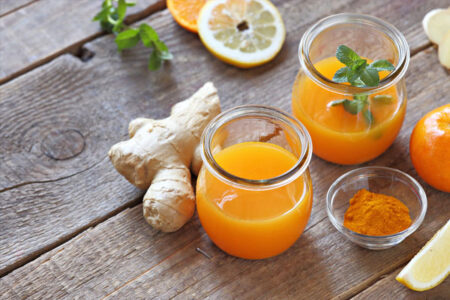 Desta vez, daremos a você uma receita para uma injeção de imunidade, que ajudará o corpo a funcionar melhor. Shots são bebidas em pequenos lotes destinadas a serem consumidas de um só gole e estão se tornando mais populares.