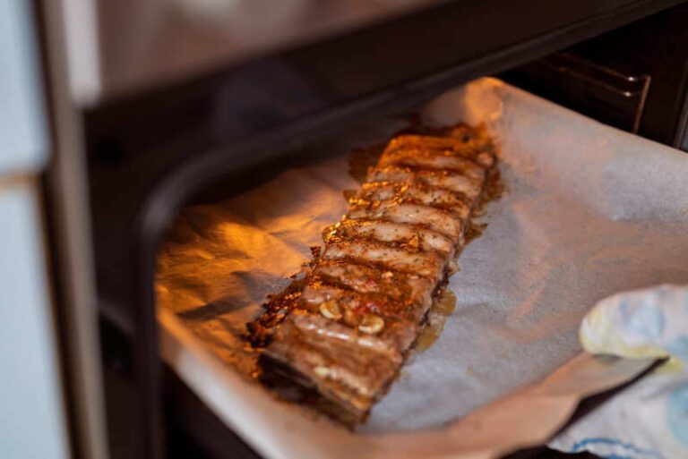 Aprenda a fazer uma deliciosa costelinha de porco no forno com esta receita fácil e prática. Surpreenda sua família e amigos com um prato irresistível que combina maciez, suculência e sabor.