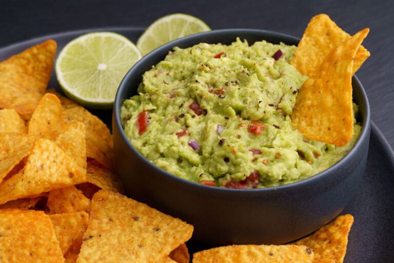 O guacamole é uma ótima opção para quem quer variar o cardápio e experimentar novos sabores. Além disso, é um molho saudável e nutritivo, pois o abacate é rico em gorduras boas, vitaminas e antioxidantes.