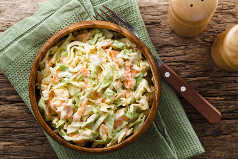 Deliciosa Salada de Repolho com Creme de Leite: Quem não adora uma salada fresca e saborosa? Além de ser uma opção saudável e nutritiva, as saladas são excelentes para variar o cardápio e dar um toque especial nas refeições.