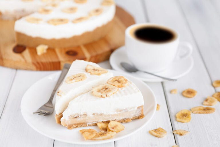Uma torta de banana cremosa é uma das sobremesas mais simples e deliciosas que você pode preparar em casa.