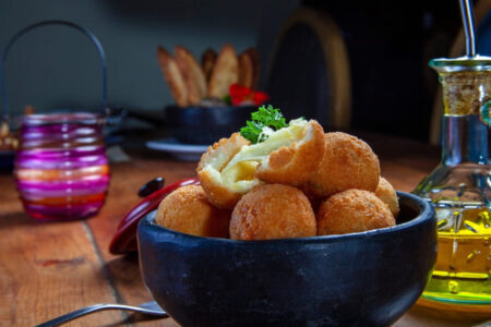 Bolinho de queijo é uma receita clássica da culinária brasileira que agrada a todos.