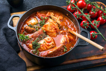 Aprenda a preparar a deliciosa moqueca de peixe com esta receita completa e cheia de dicas. Descubra a história e curiosidades sobre esse prato típico da culinária brasileira.