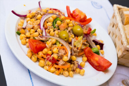 Descubra como preparar uma deliciosa Salada de Bacalhau com Grão de Bico, perfeita para os dias quentes de verão. Aprenda a combinar ingredientes frescos e saudáveis para criar um prato cheio de sabor.
