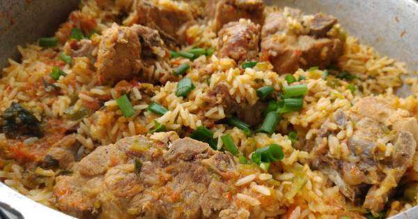 Imagem: Prato de Arroz com Suã, uma explosão de sabores e tradição culinária.