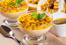 Deliciosa Mousse de Maracujá: Receita Refrescante em 6 Passos Mousse de Maracujá em taça, decorada com sementes e raspas de chocolate.