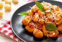 Receita de Nhoque de Batata: Passo a Passo do Prato Clássico Italiano Imagem representando a preparação do nhoque de batata italiano, um prato clássico e saboroso.