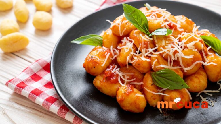 Imagem representando a preparação do nhoque de batata italiano, um prato clássico e saboroso.