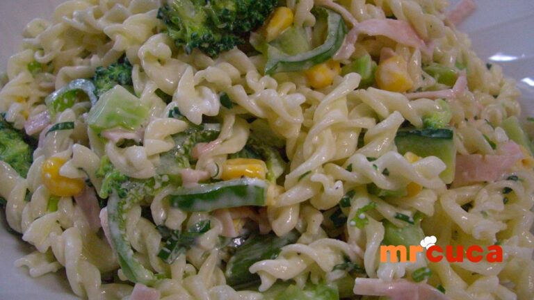 Macarronese: uma tigela colorida com macarrão, cenouras, milho, pimentões e cebola, cobertos por uma mistura cremosa de maionese e creme de leite.