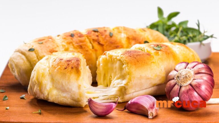 Pão de alho caseiro perfeito para churrascos e refeições ao ar livre.